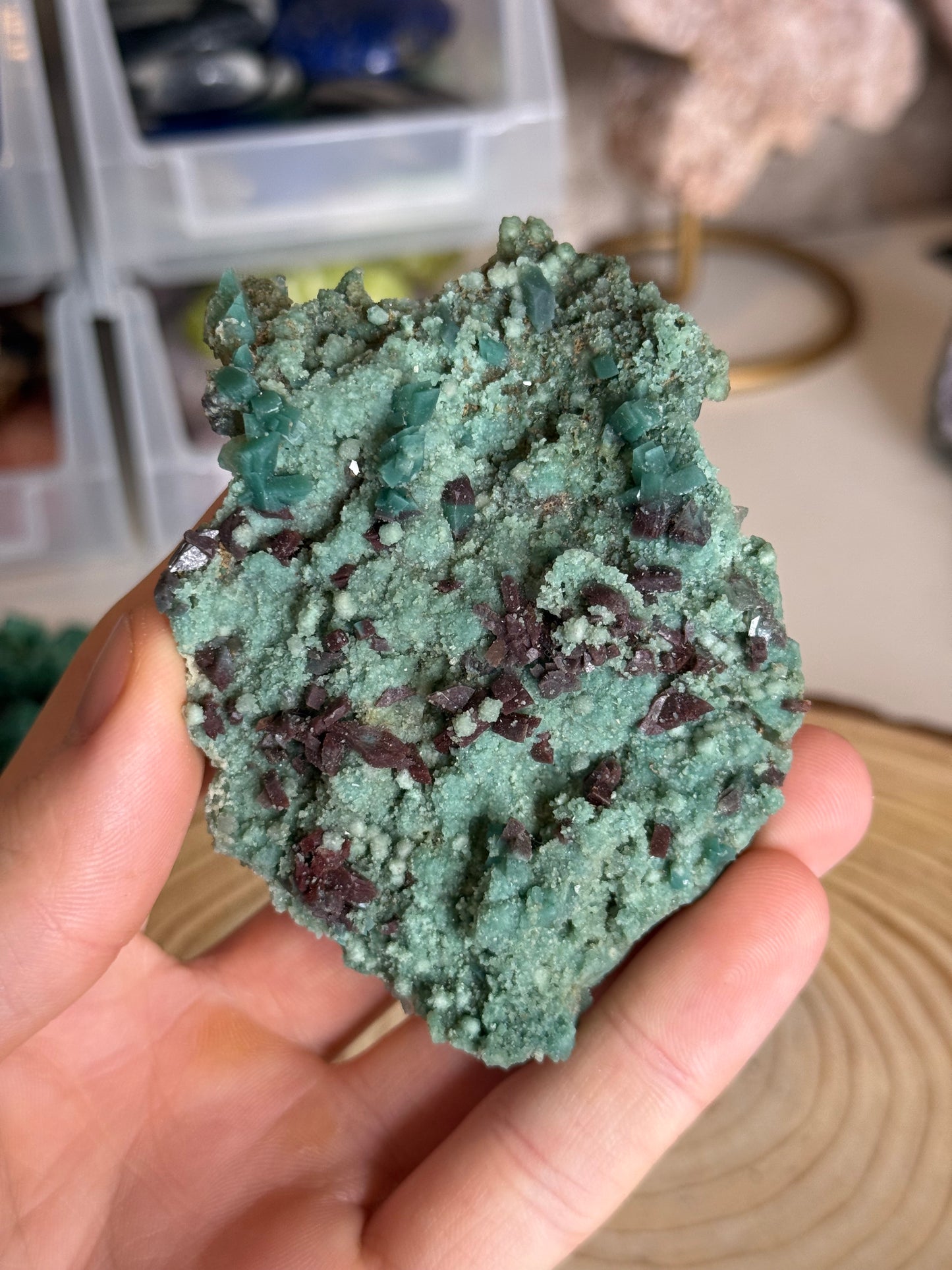 Marshy Apophyllite with celadonite and red heulandite