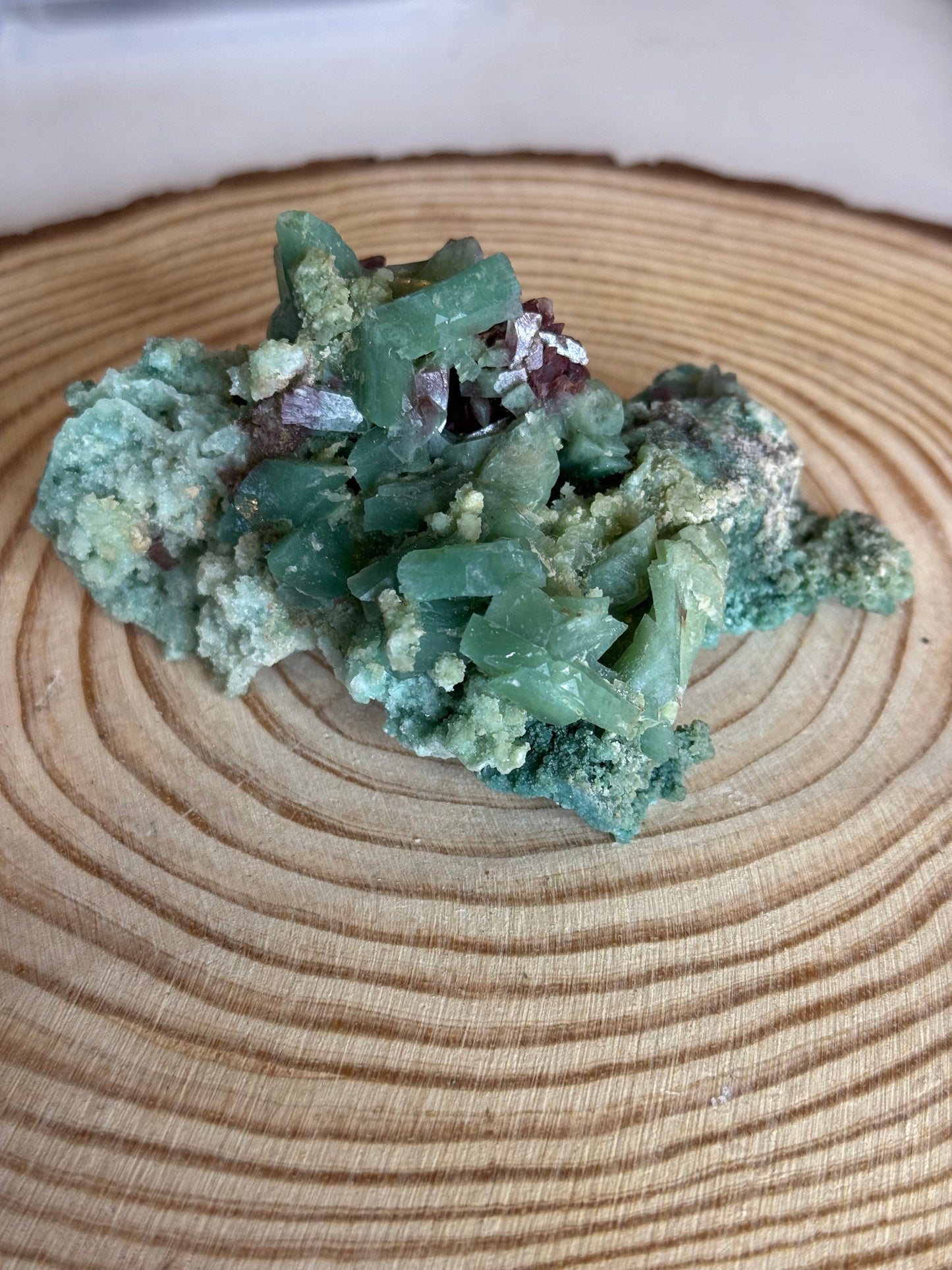 Marshy Apophyllite with celadonite and red heulandite