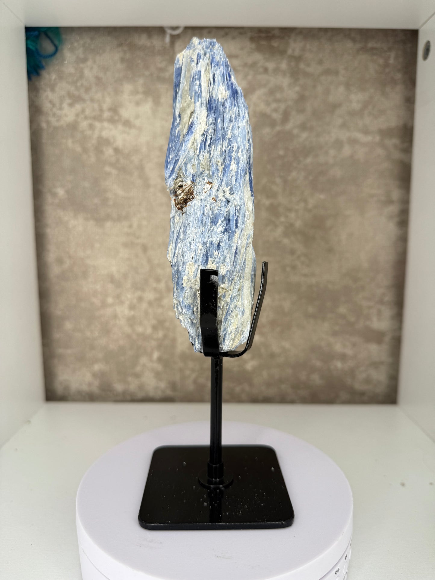 Raw kyanite