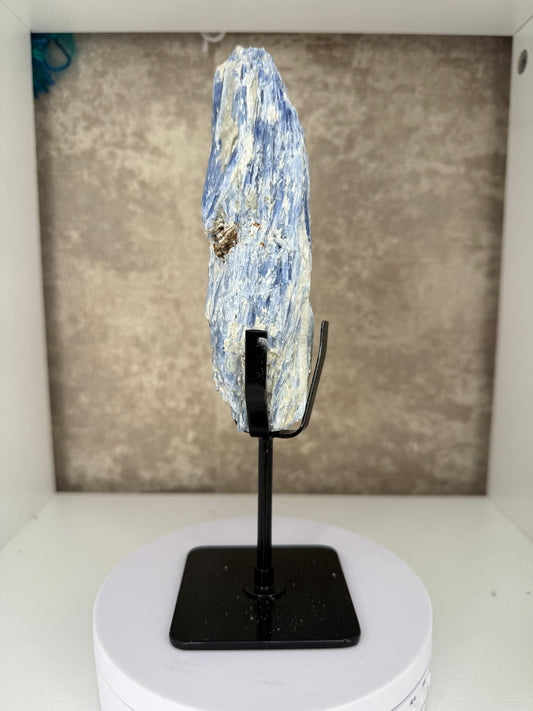 Raw kyanite